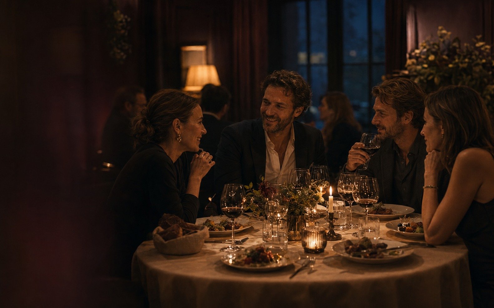 Gasten in een warm verlicht restaurant die samen aan tafel praten